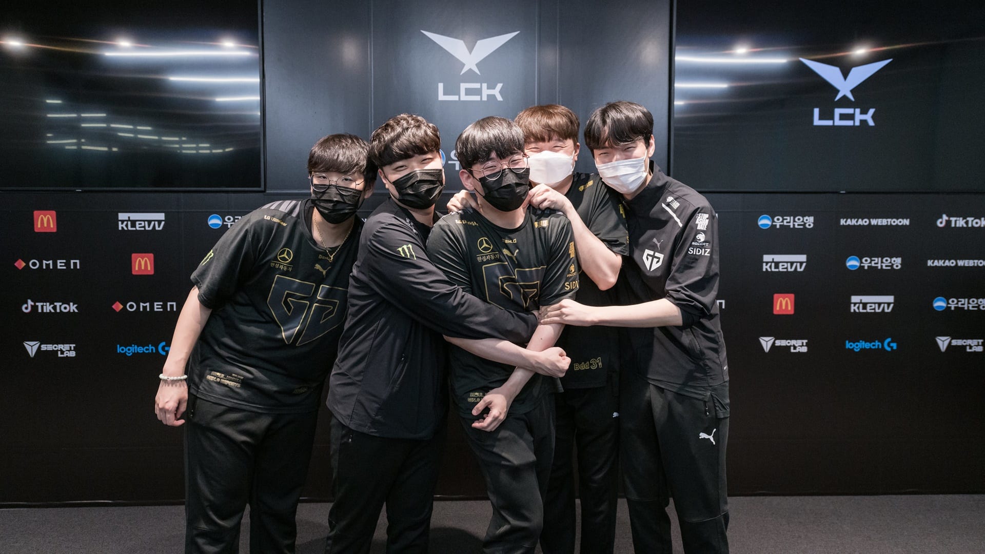 Gen.G posing after a game