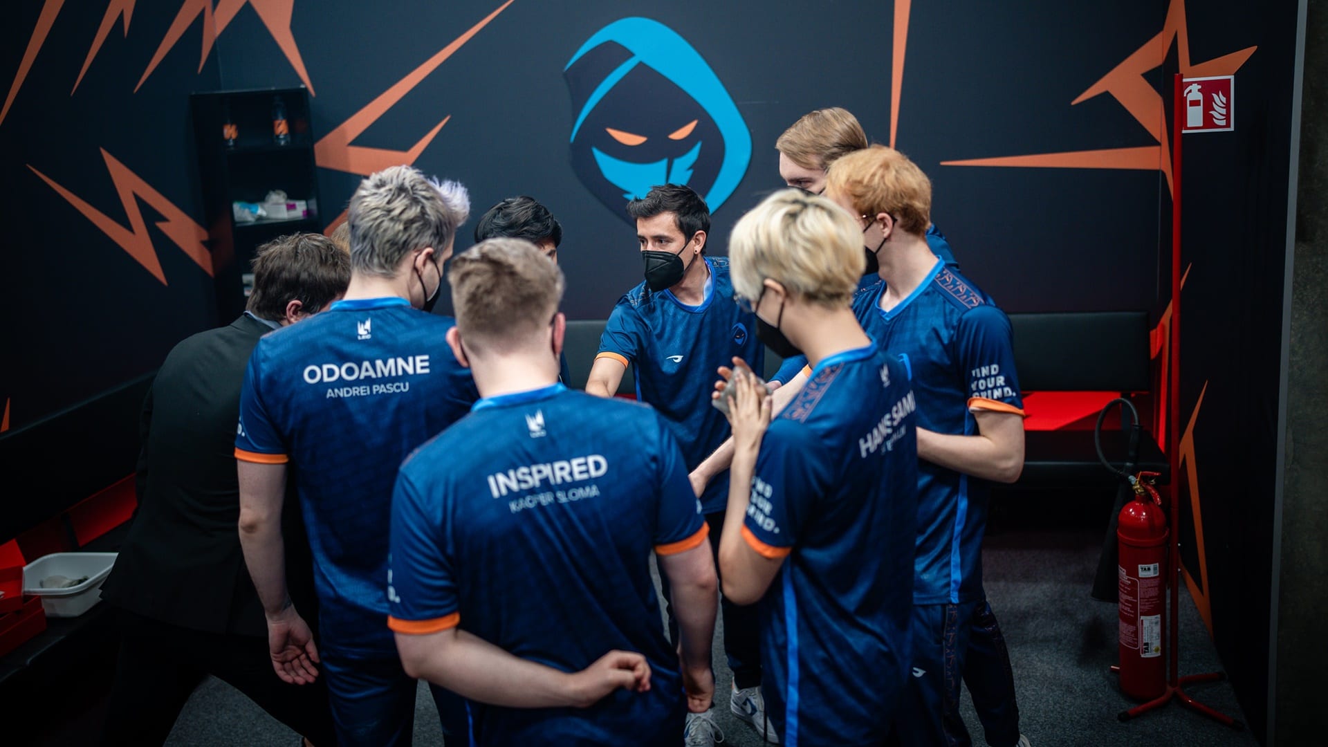 Rogue huddled up during week 5 of the LEC