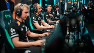 LEC all pro G2 play against Fnatic on stage.