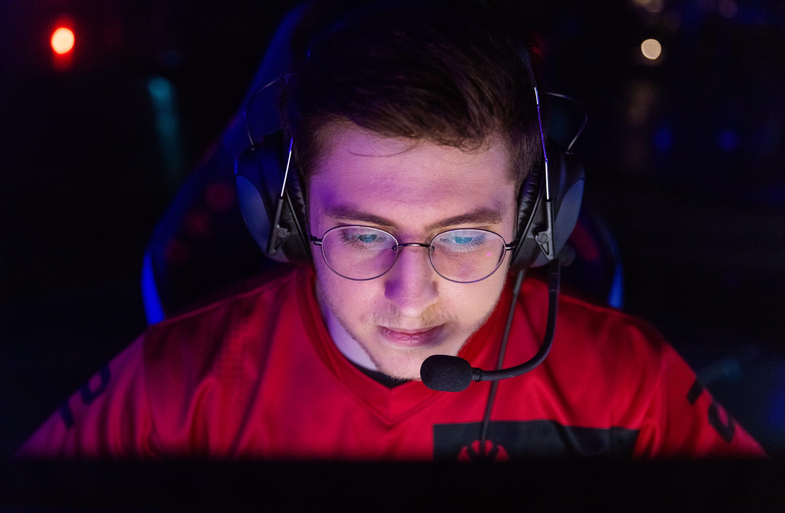 Sentinels' Jared "zombs" Gitlin focuses up as he readies for the match