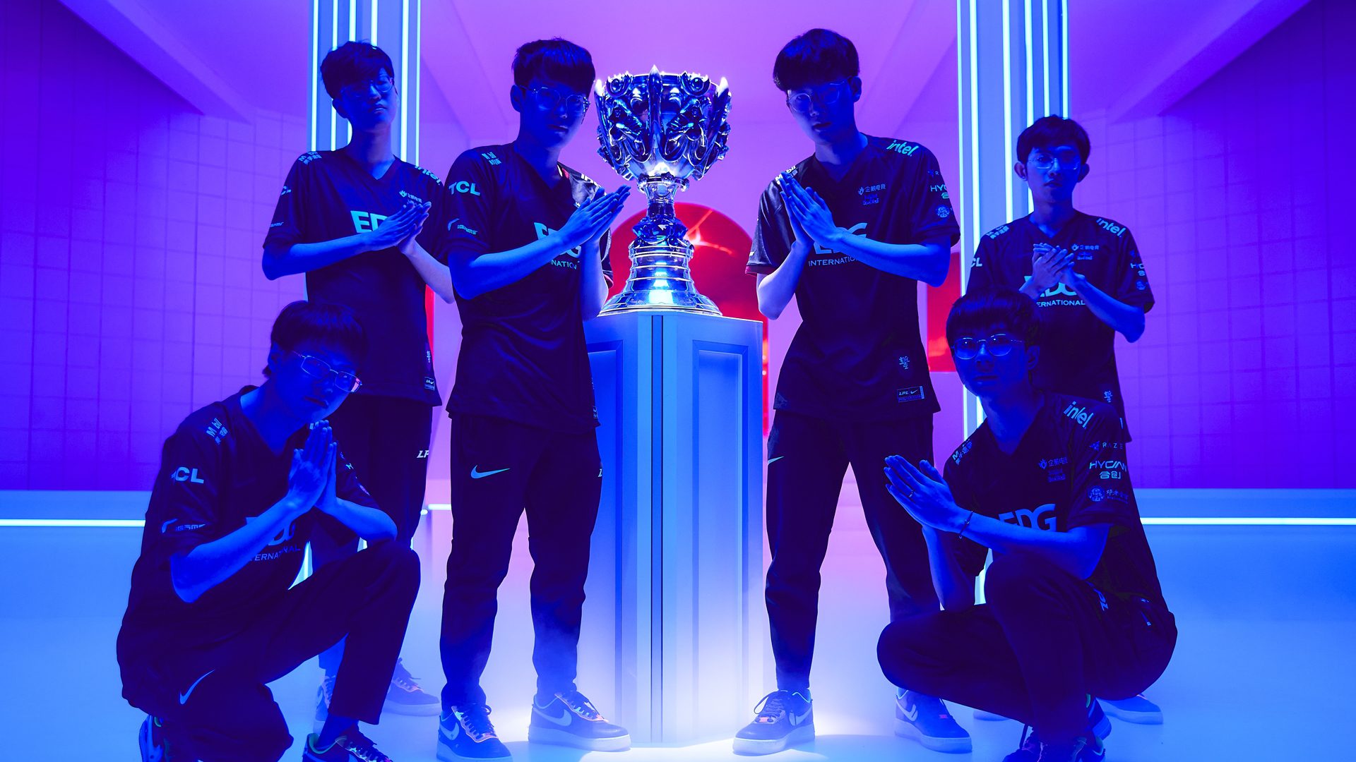 EDG currently sits undefeated in Group B of Worlds 2021