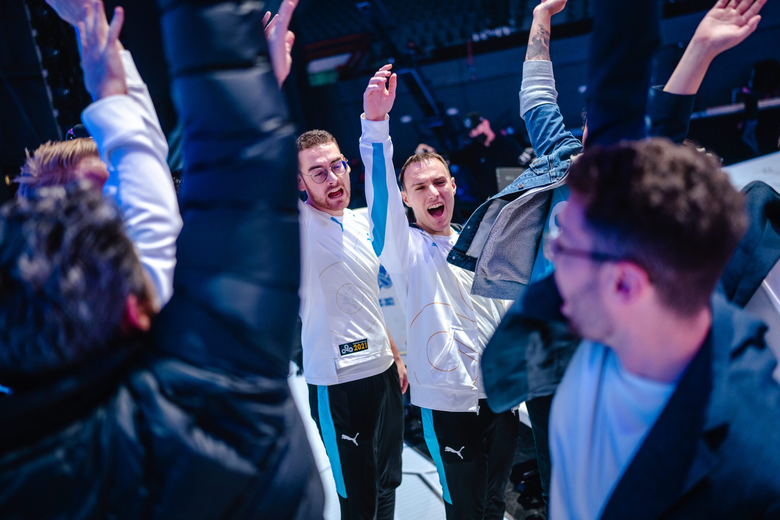 Perkz and Cloud9 shout in a huddle at Worlds 2021