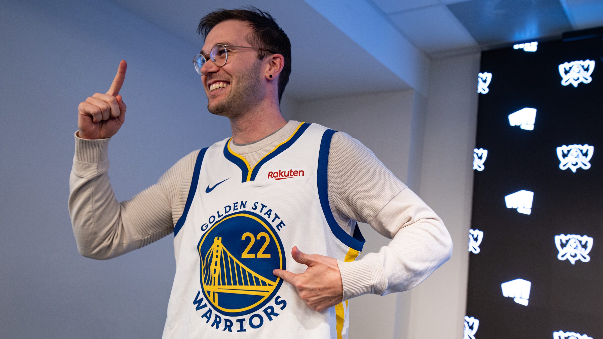 Kobe wears the custom Golden State Warriors jersey for Worlds 2022