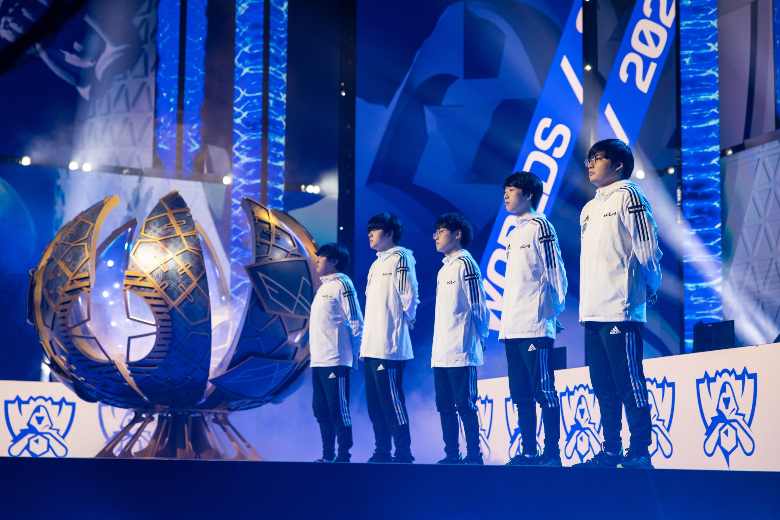 DWG KIA stand alongside the Worlds 2021 trophy