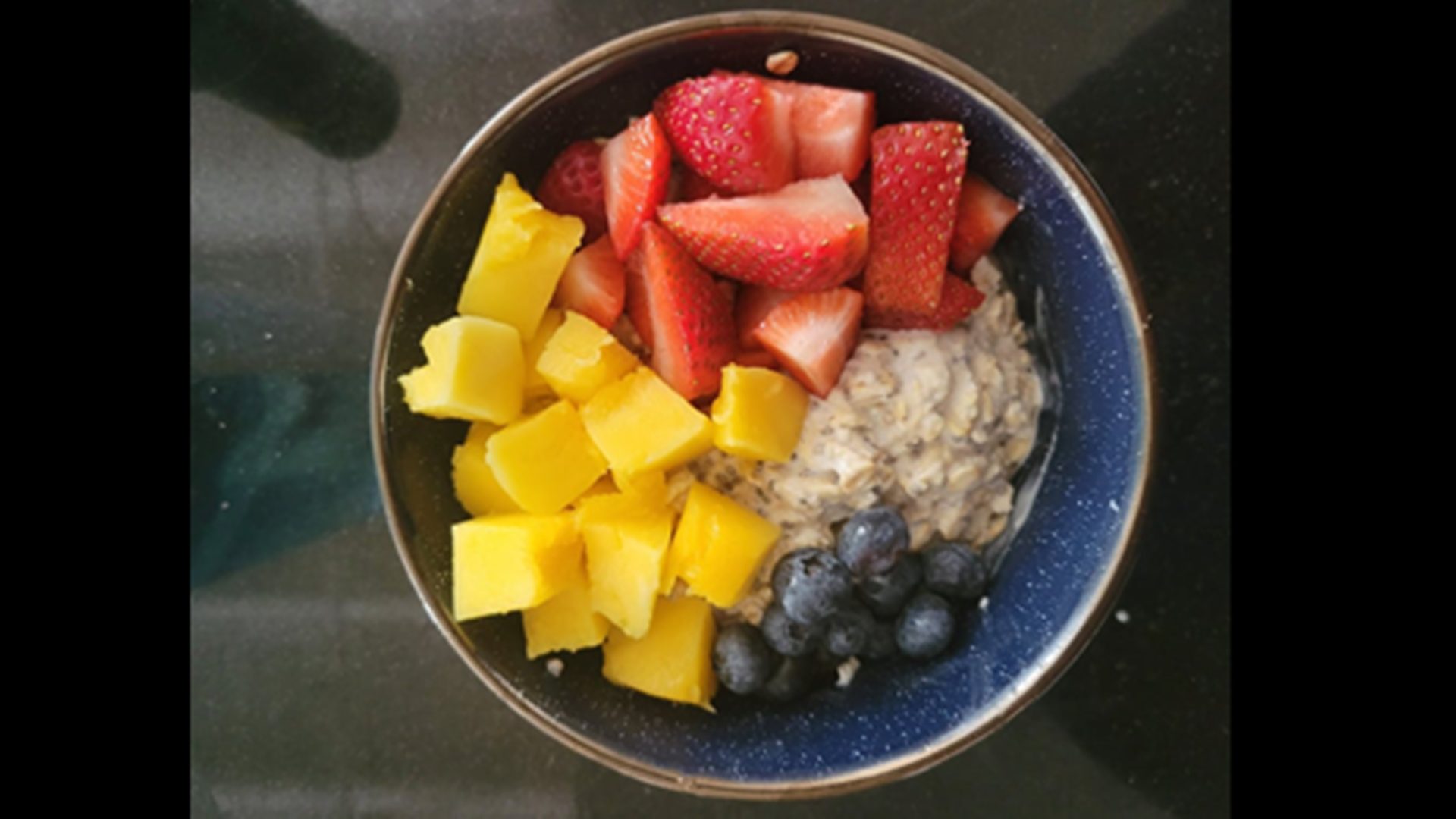 Oatmeal with mango, strawberries and blueberries, one of the foods recommended to League of Legends pros